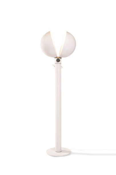 FRANCESCO BUZZI CERIANI (XXE SIÈCLE) 
Floor lamp model "Tenaglia"
White lacquered...