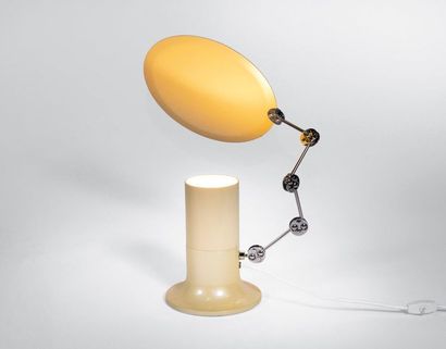 IVO SEDAZZARI (XXE SIÈCLE) Lampe modèle «Aureola» Métal laqué blanc et métal chromé...
