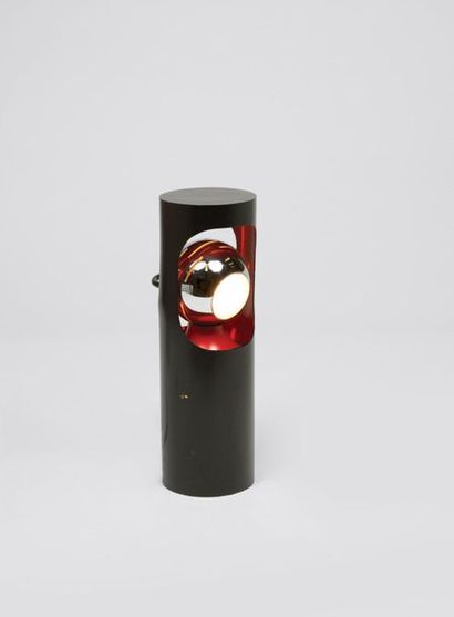 ANGELO LELLI (1911-1979) Lampe modèle «13068» Métal laqué noir et rouge et métal...
