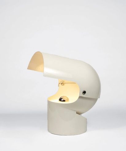 GAE AULENTI (1927-2012) 
Lampe modèle «Pileino»
ABS blanc et métal chromé
Édition...