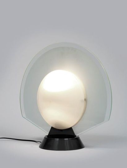 Bruno GECCHELIN (né en 1939) 
Lampe modèle «Gong»
Marbre, verre et métal laqué bleu
Édition...