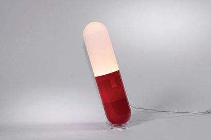 CESARE CASATI (1936-2015) 
Lampe modèle «Pillola»
Plastique rouge et Perspex
Édition...