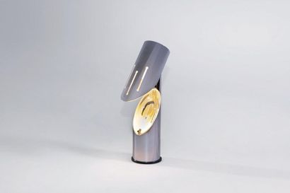 OSCAR TORLASCO (1934-2004) 
Desk lamp
Stainless steel, lacquered metal and Fresnel...