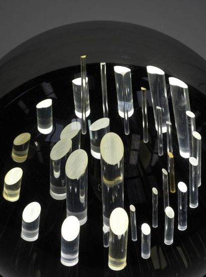 TRAVAIL ITALIEN (XXe siècle) 
Lampe - sculpture
Plexiglas transparent, noir et opalin
Vers...