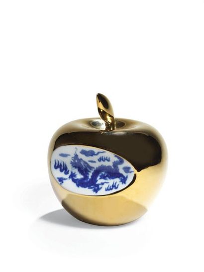 LI LIHONG (NÉ EN 1974) Apple China,2008 Ceramique peinte. Signee et numerotee 180/300....