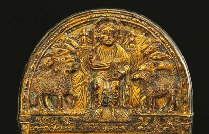 null Rare engraved and gilded bronze curved plate. In its lower part, it depicts...