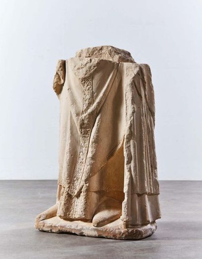 null Partie inférieure d'un saint Evêque en pierre calcaire de Caen sculptée en ronde-bosse....