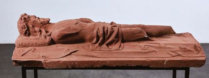 null Christ gisant en grès rose sculpté en fort relief. Il est allongé sur le linceul,...