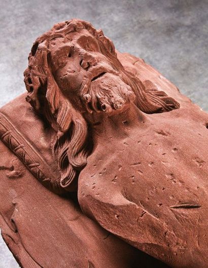 null Christ gisant en grès rose sculpté en fort relief. Il est allongé sur le linceul,...