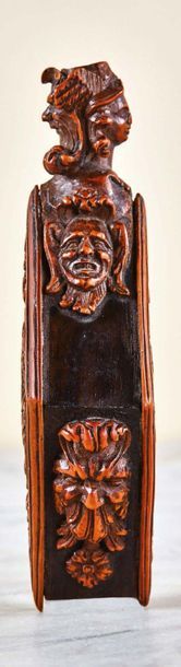 null Flacon de forme losangée en bois de Sainte-Lucie sculpté à décor de profils,...