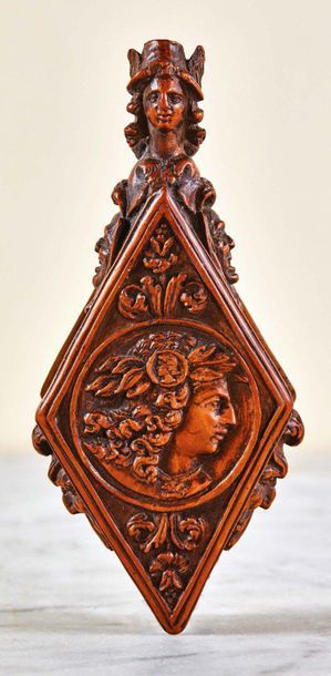 null Flacon de forme losangée en bois de Sainte-Lucie sculpté à décor de profils,...