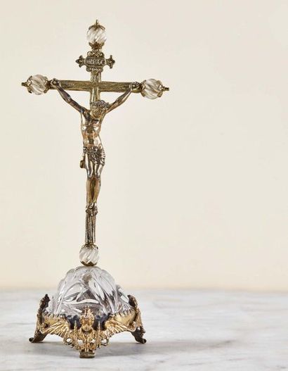null Crucifix en cristal de roche taillé avec monture en argent doré et ciselé. Base...