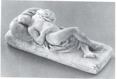 null Muse écrivant en marbre sculpté en ronde-bosse. La jeune femme est nue et allongée,...