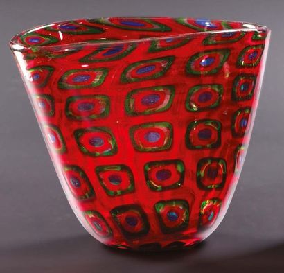 VITTORIO FERRO (1932-2012) 
Vaso conico in vetro rosso con inclusioni di murrine...