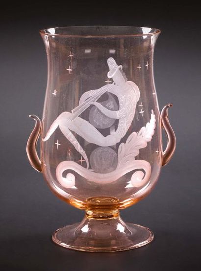 BALSAMO STELLA (1882-1941) & FRANZ PELZEL Vaso in vetro rosa soffiato con decoro...
