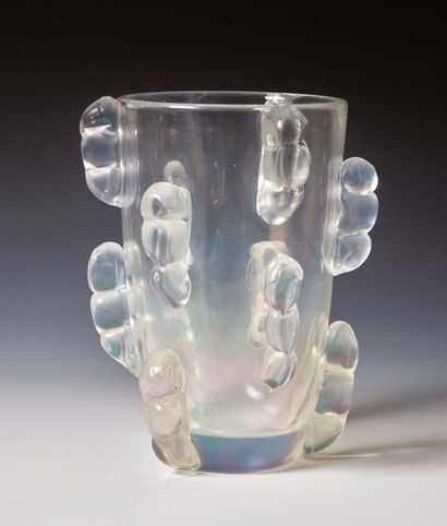 Ercole Barovier Vaso in cristallo pesante bianco iridato con decoro in altorilievo...