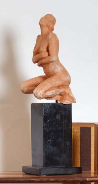 ETTORE GRECO (PADOVA 1969) 
Nudo femminile accovacciato
Terracotta, con base
Feminine...