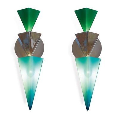 FOSCARINI Coppia di lampade da muro in vetro blu e verde a decoro di tre triangoli...