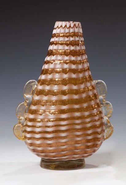Ercole Barovier (1889-1974) 
Vaso piriforme in vetro aventurina con inclusioni di...