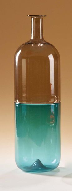 TAPIO WIRKKALA (1915-1985) & VENINI Vaso della serie «Bolle» in forma di bottiglia...