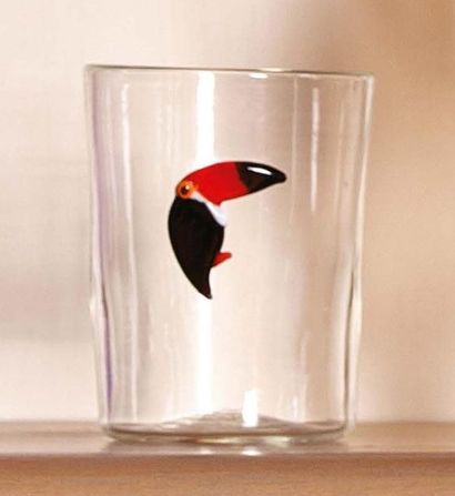 LAGUNA B. 
Bicchiere in vetro soffiato bianco trasparente decorato con un tucano...