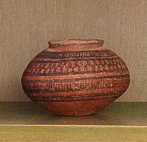 null Un antico vaso per unguenti e un'antica coppa in terracorra decorata in nero
Probabilmente...