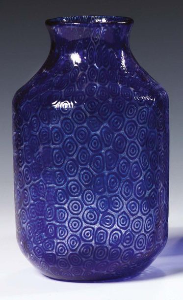 VITTORIO FERRO (1932-2012) 
Vaso dal collo leggermente stretto in vetro blu con decoro...