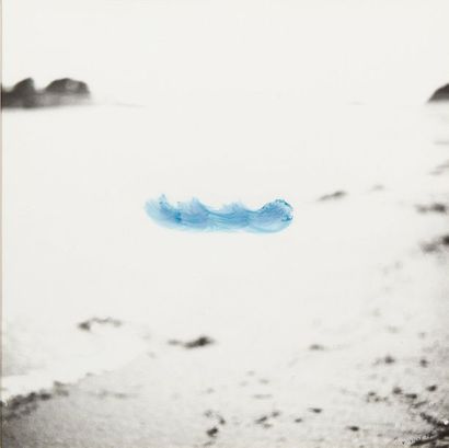 PHILIPPE GULLY Rivage, 1987 Photographie en noir et blanc rehaussée de bleu Signée...
