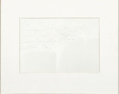 MARILISE CASTELLANO Le rivage, 1985 Photographie en noir et blanc Signée en bas à...