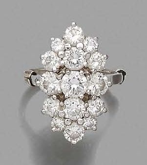 null BAGUE MARQUISE en or gris 18K (750) ornée de quinze diamants de taille brillant...