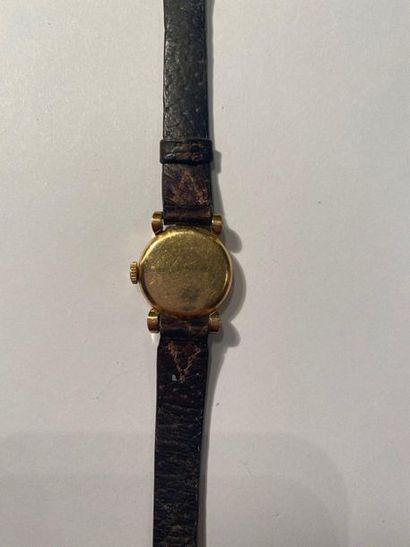 null Montre de dame en or jaune Oméga, bracelet cuir

D. 2 cm

Poids brut : 17 g...
