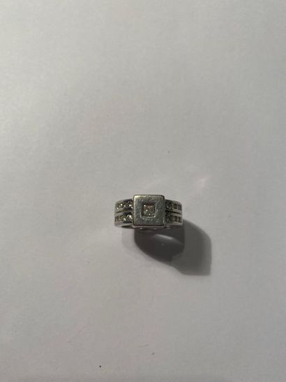 null Bague large anneau en or gris 18K (750) centrée d'un diamant de taille princesse...