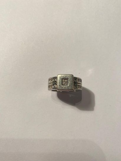 null Bague large anneau en or gris 18K (750) centrée d'un diamant de taille princesse...