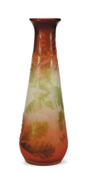 EMILE GALLÉ (1846-1904) Vase En verre. Décor de feuilles de chêne. Signé. H_41 c...