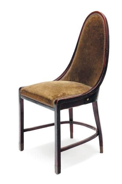 JOSEF HOFFMANN (1870-1956) Chaise modèle « Kohn N°330 » En hêtre teinté et velours...
