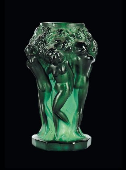 HEINRICH HOFFMAN Petit vase En cristal moulé soufflé. Vers 1935 H_12,5 cm