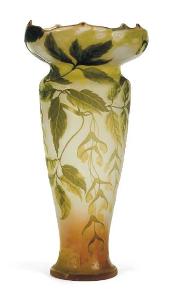 EMILE GALLÉ (1846-1904) Vase En verre. Décor de feuillages. Signé. H_42 cm