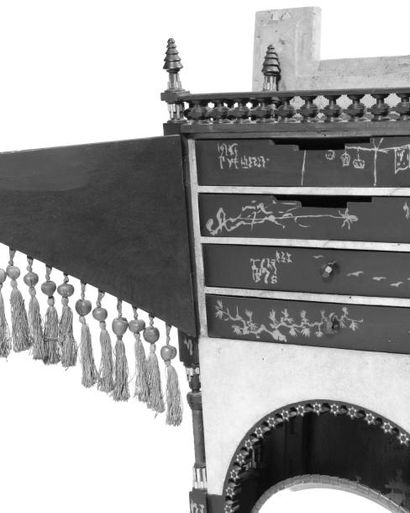 CARLO BUGATTI (1856-1940) Cabinet haut Ouvrant par une porte triangulaire à pompons...