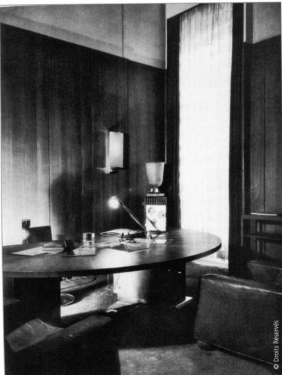 JACQUES-EMILE RUHLMANN (1879-1933) Vasque éclairante En albâtre de forme évasée,...
