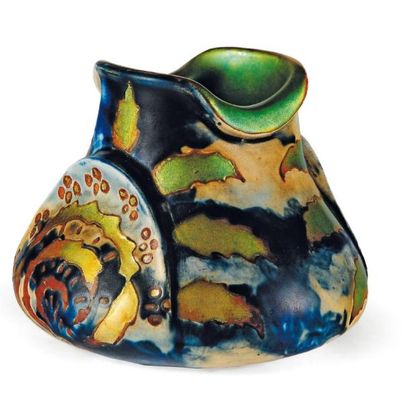 VILMOS ZSOLNAY (1828-1900) Vase En céramique émaillée irisée. Vers 1899. H_11 cm...