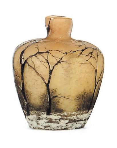 DAUM Petit vase En verre, à décor de forêt. Signé. H_4 cm