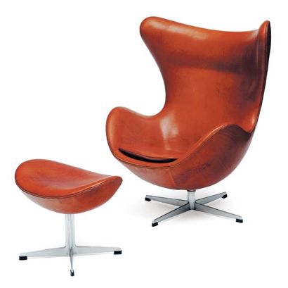 ARNE JACOBSEN (1902-1971) Fauteuil modèle Egg et son ottoman Cuir cognac patiné et...