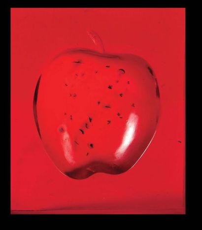 ROY ADZAK (1927-1988) Pomme Multiple en résine rouge. Signé. H_13 cm L_11 cm P_4...
