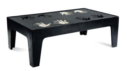ROY ADZAK (1927-1988) Table basse avec empreintes de mains. Résine peinte et bois....