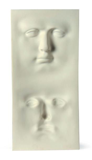 ROY ADZAK (1927-1988) Empreintes de visages, Positif, négatif Multiple en porcelaine....