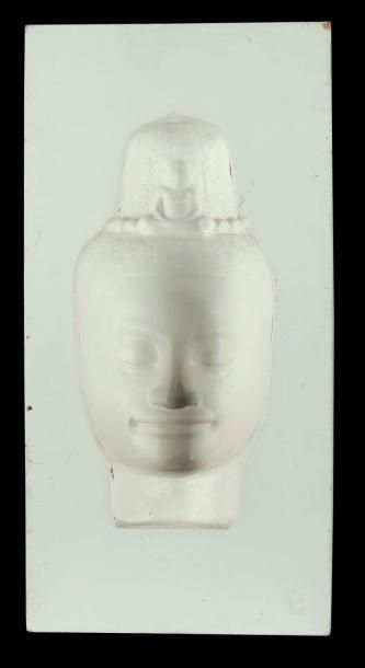 ROY ADZAK (1927-1988) Tête de Bouddha, 1967 Plâtre et bois peint. Signé et daté au...