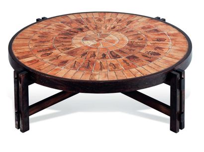 ROGER CAPRON (1906-1983) Table basse circulaire Bois naturel et céramique à décors...