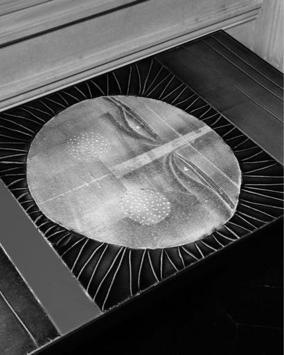 ROGER CAPRON (1906-1983) Table basse rectangulaire Métal laqué noir et céramique...