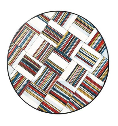 ROGER CAPRON (1906-1983) Table basse circulaire Métal laqué noir et céramique à décors...