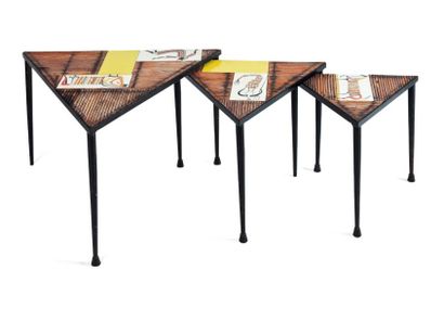 ROGER CAPRON (1906-1983) Suite de trois tables gigognes Métal laqué noir, céramique...